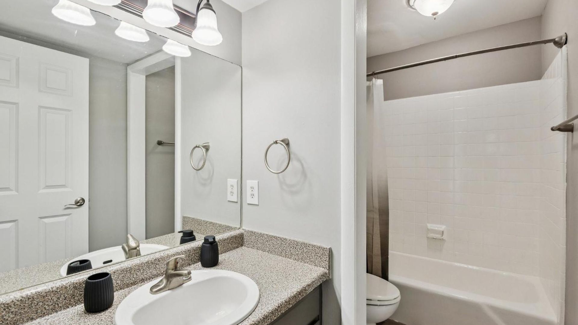 Jamestown C5 I Comfy 2 Bed 1 Bath Apartment Nashville