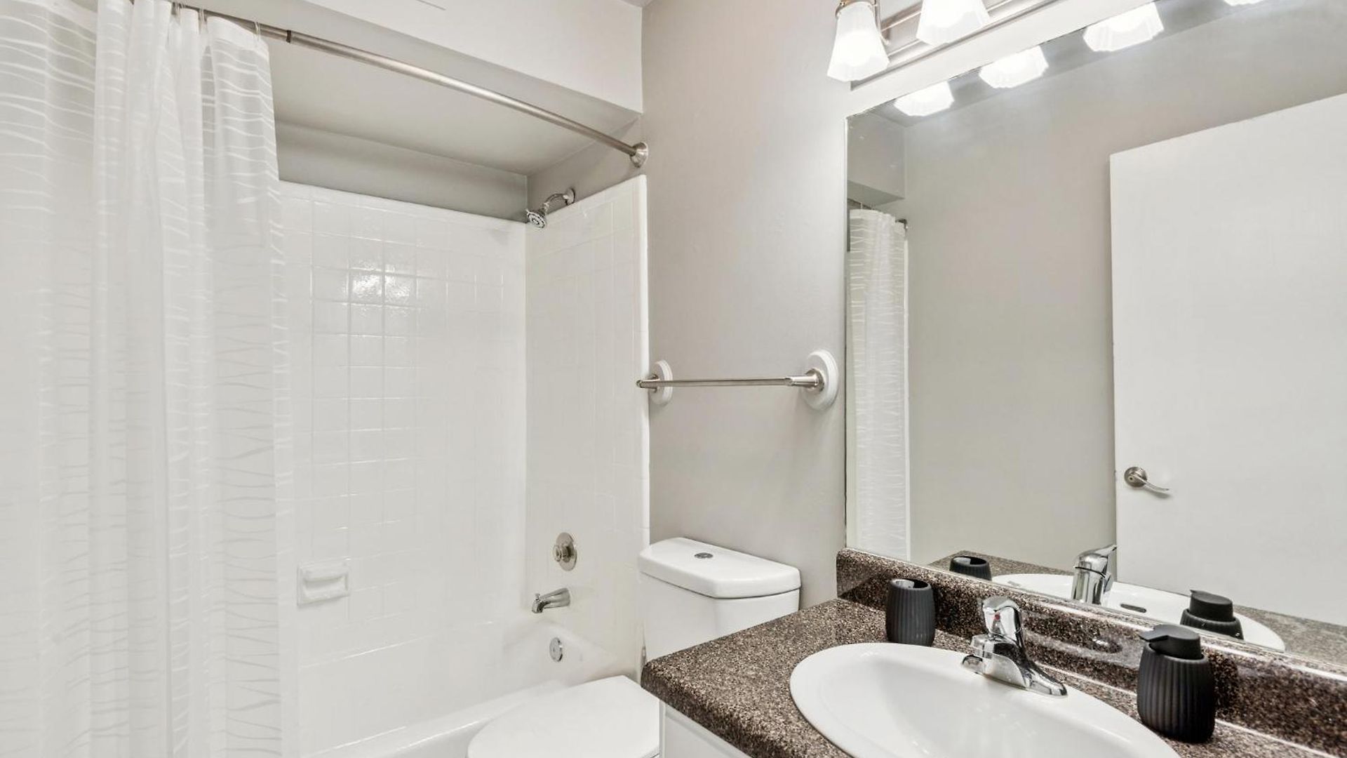 Apartment Jamestown E5 I Comfy 2 Bed 1 Bath *