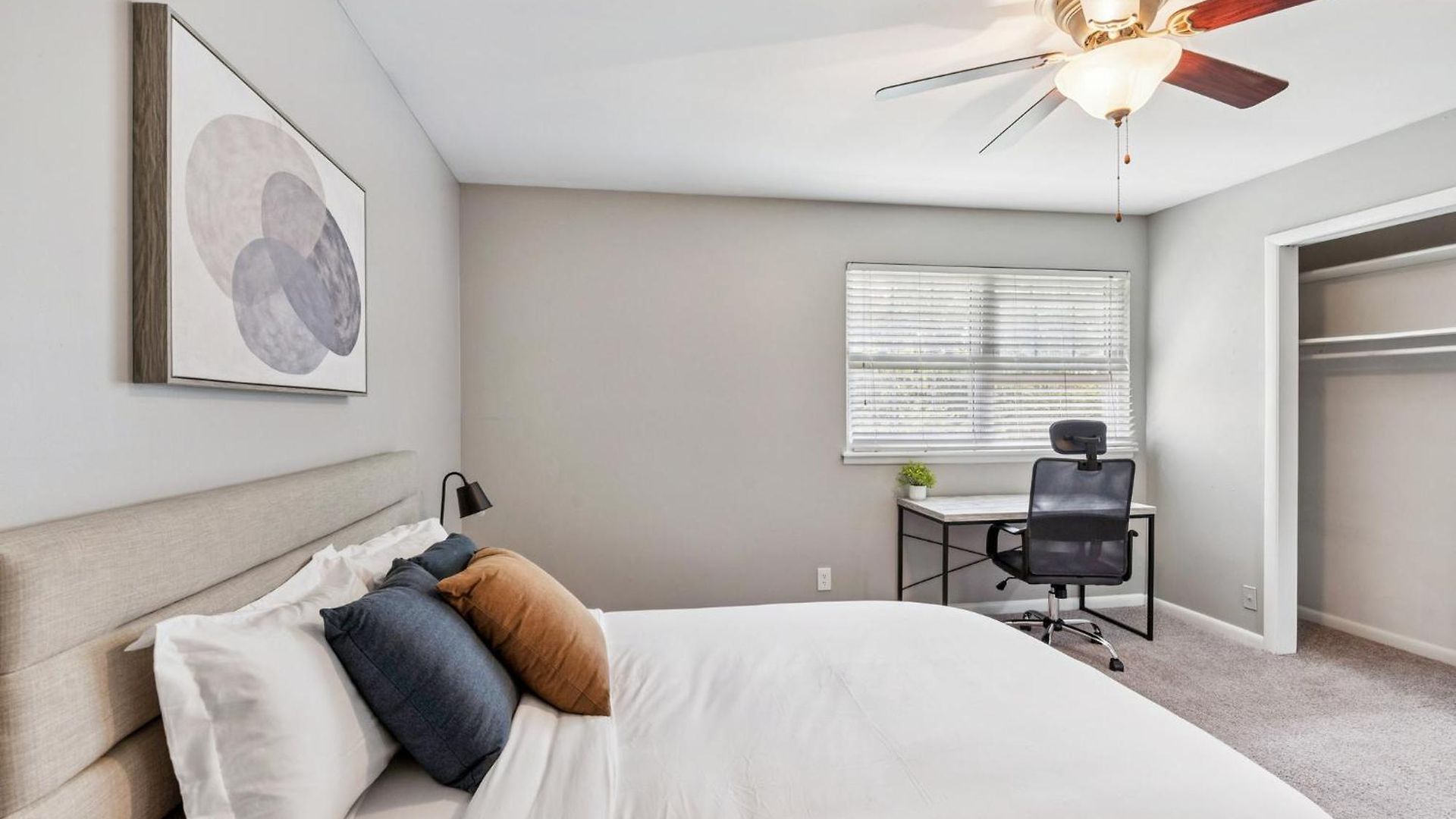 Jamestown E5 I Comfy 2 Bed 1 Bath Apartment