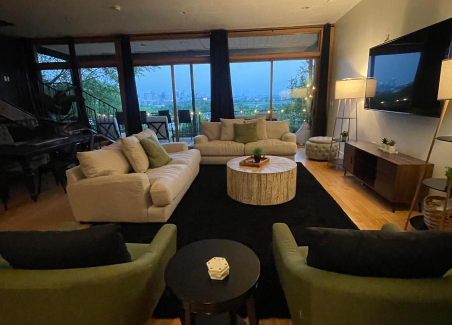 A Spacious With Amazing Views And Elevated Outdoor Spaces Holiday home Nashville