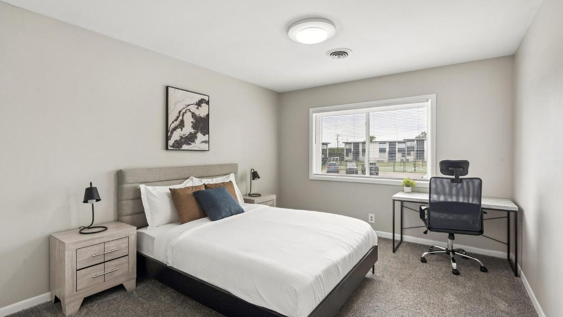 Avery D33 I Spacious 2 Bed 1 Bath Apartment *
