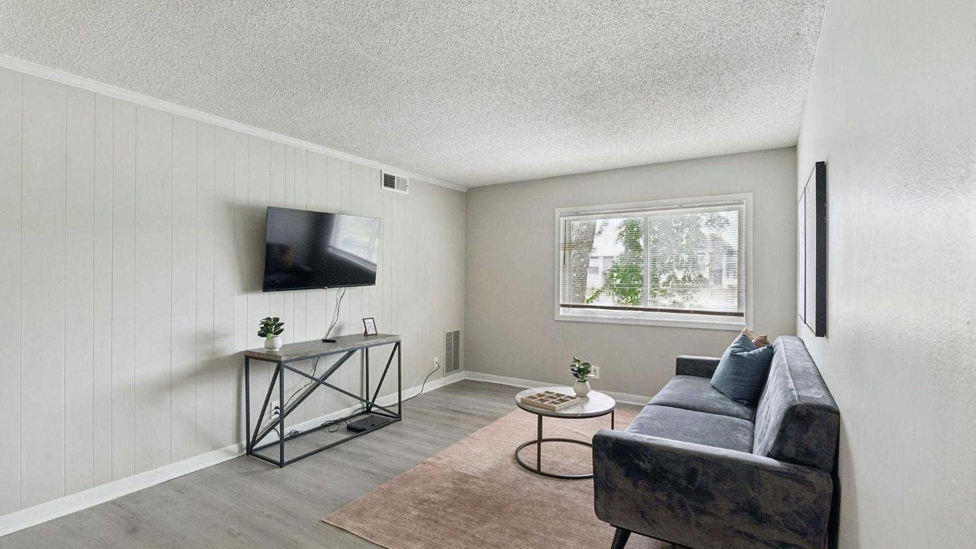 Avery D33 I Spacious 2 Bed 1 Bath Apartment *