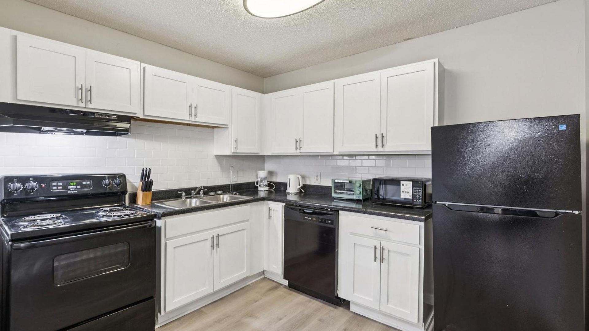 Avery D33 I Spacious 2 Bed 1 Bath *
