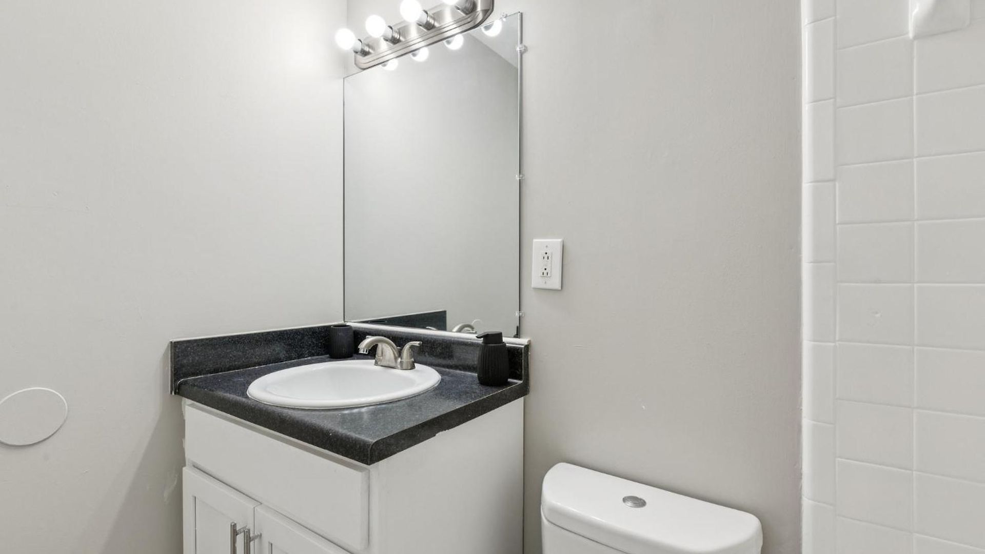 Avery D33 I Spacious 2 Bed 1 Bath *