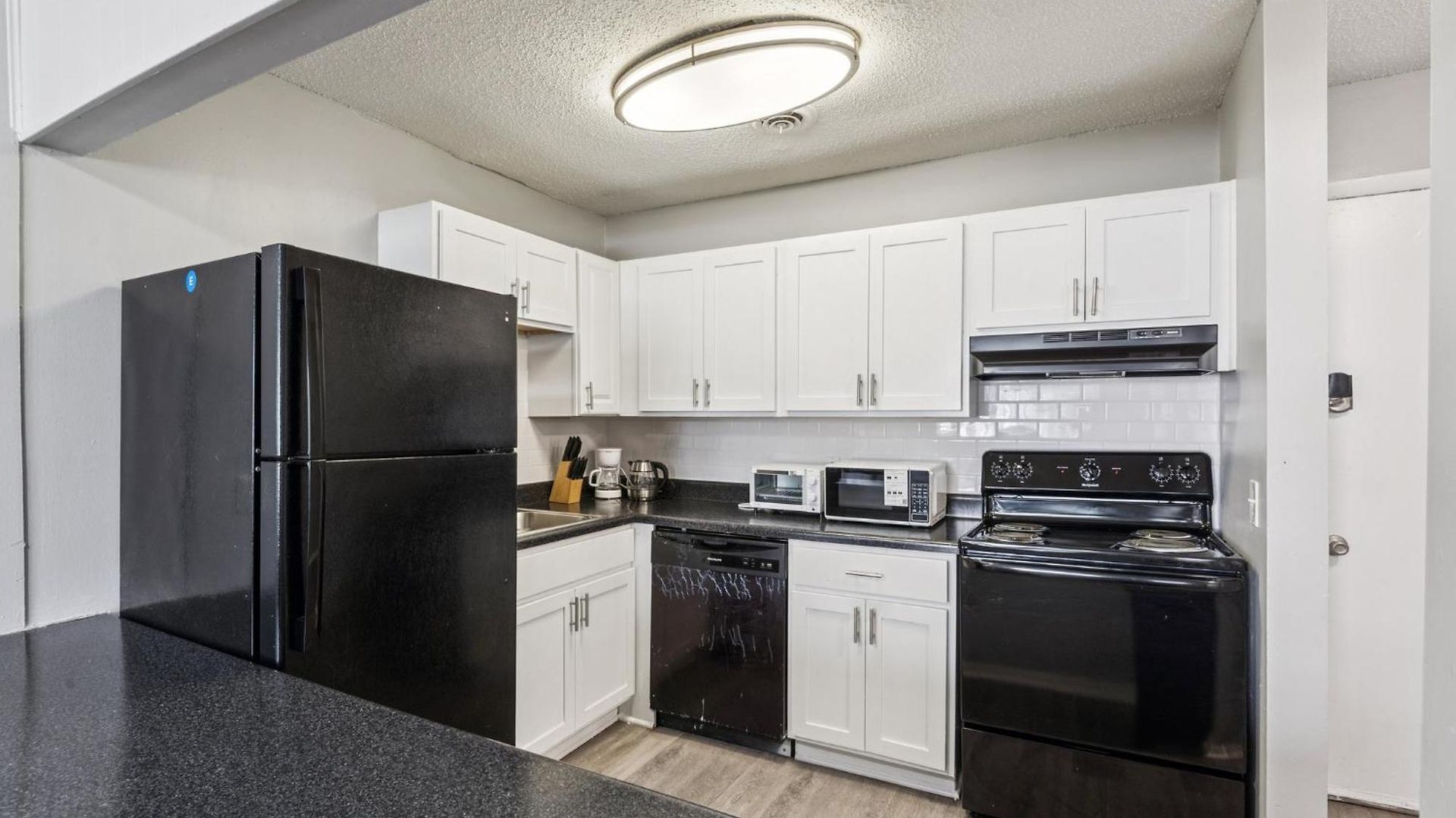 Avery A4 I Spacious 1 Bed 1 Bath Apartment