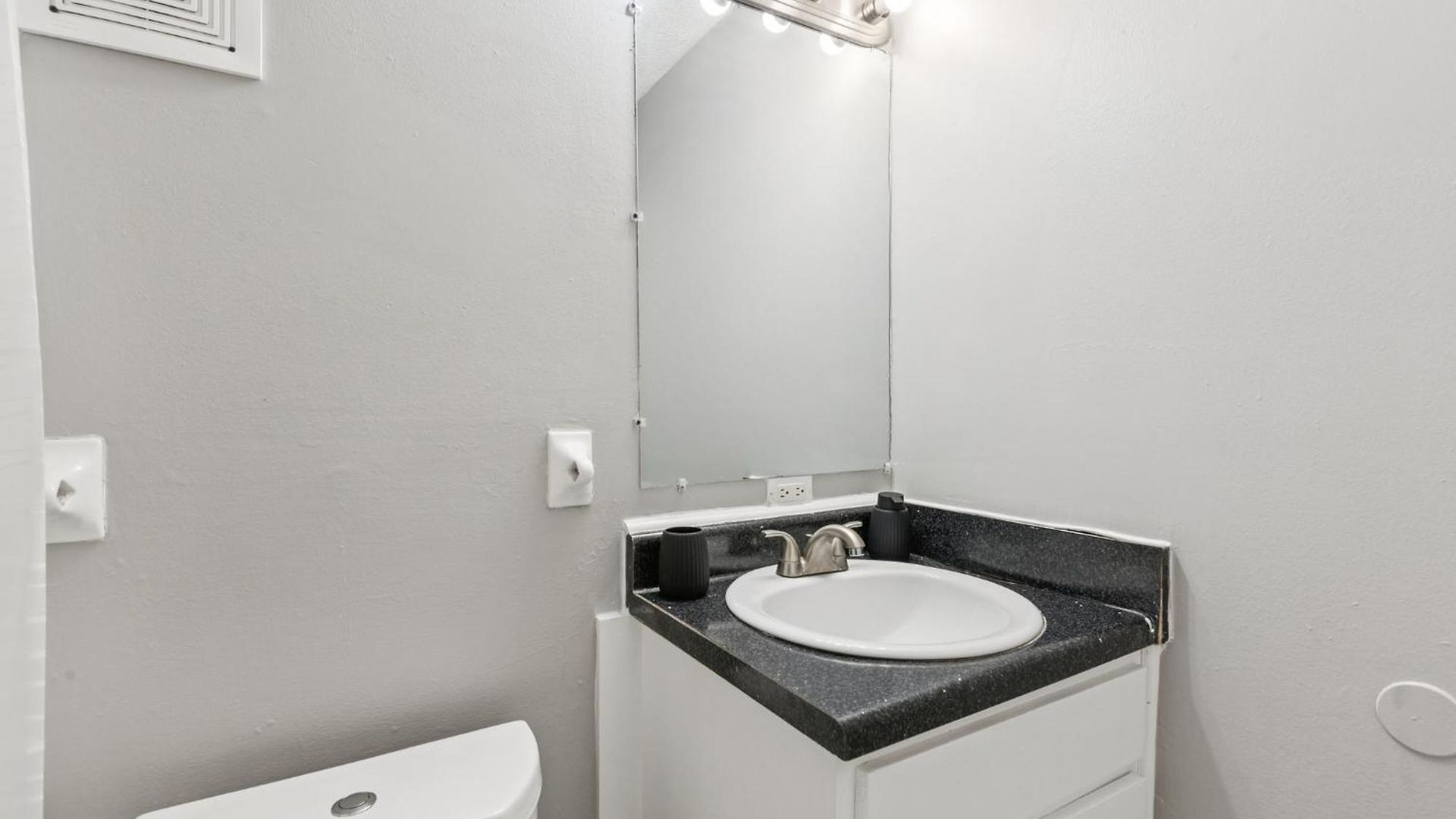 Avery A4 I Spacious 1 Bed 1 Bath Apartment