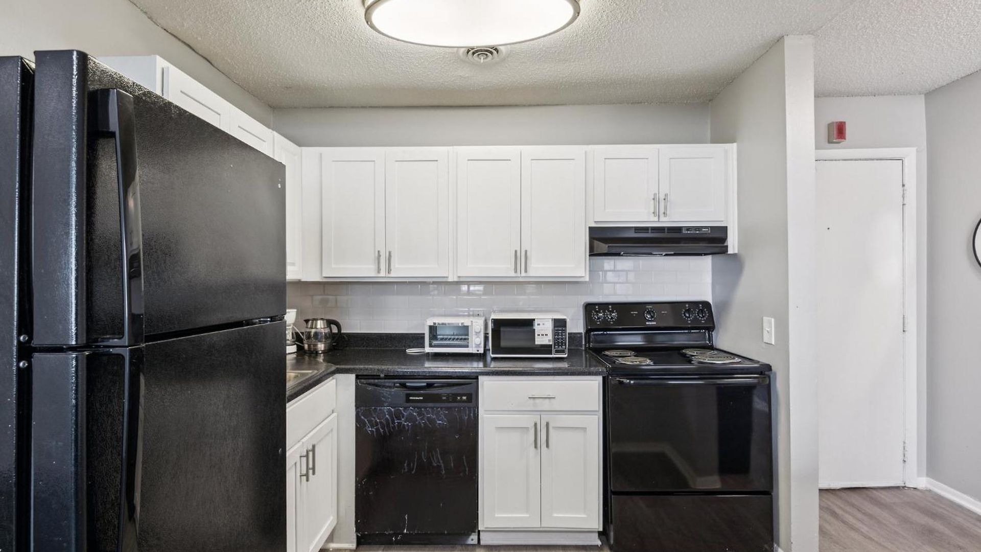 Avery A4 I Spacious 1 Bed 1 Bath Apartment