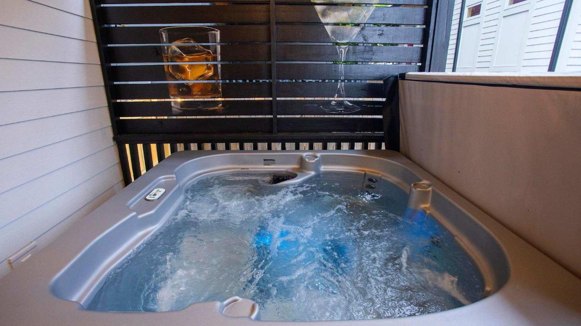 Rooftop Deck Hot Tub Fire Pit Sleeps 10
