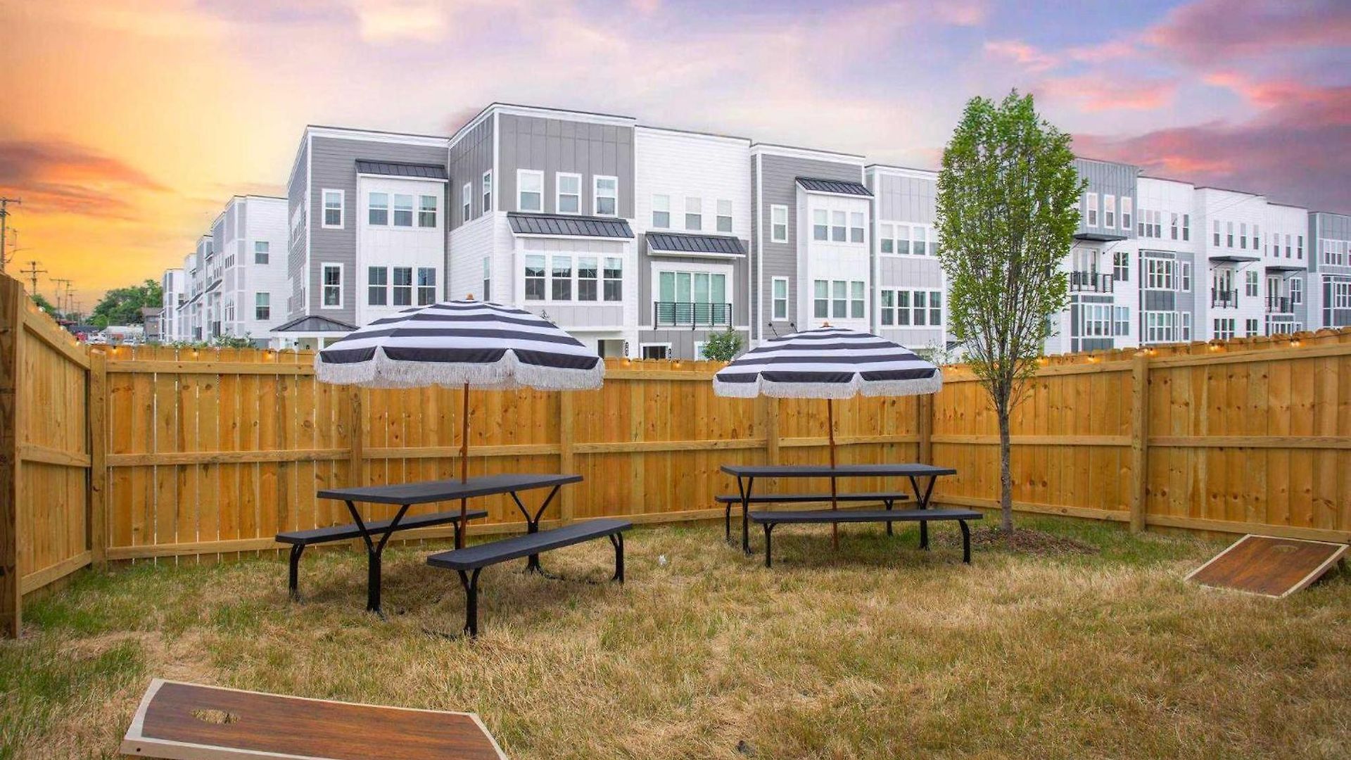 Holiday home Rooftop Deck Hot Tub Fire Pit Sleeps 10 *