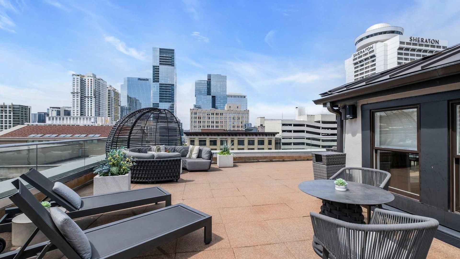 Skyline With Penthouse & Rooftop Deck 6br By Maddox Apartment *