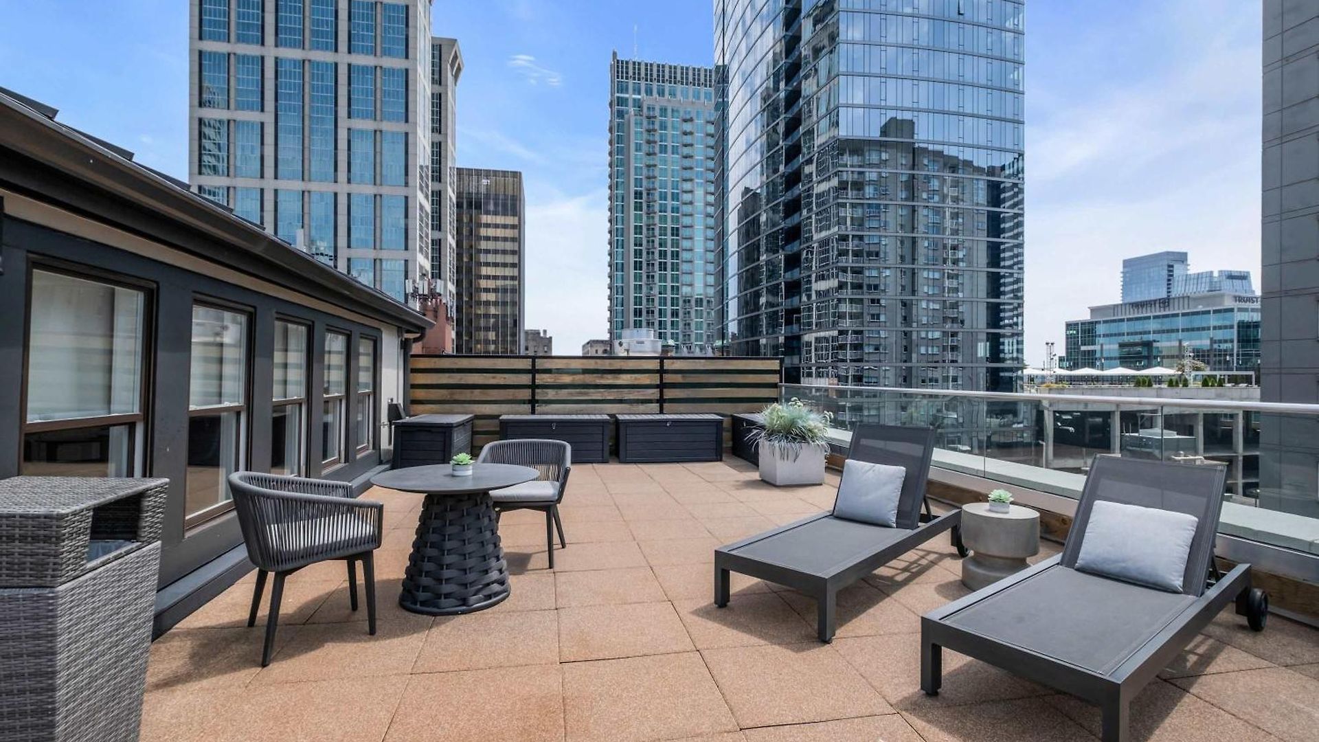 Apartment Skyline With Penthouse & Rooftop Deck 6br By Maddox *