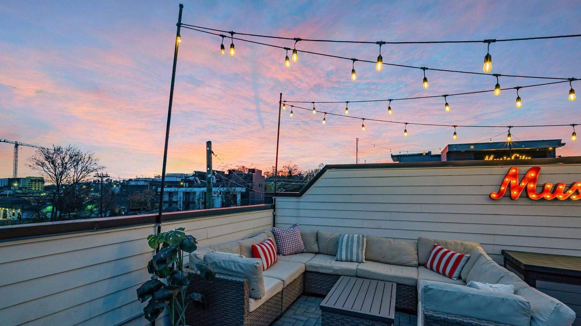 Ultimate Rooftop Double Games Bbq Skyline Views Holiday home