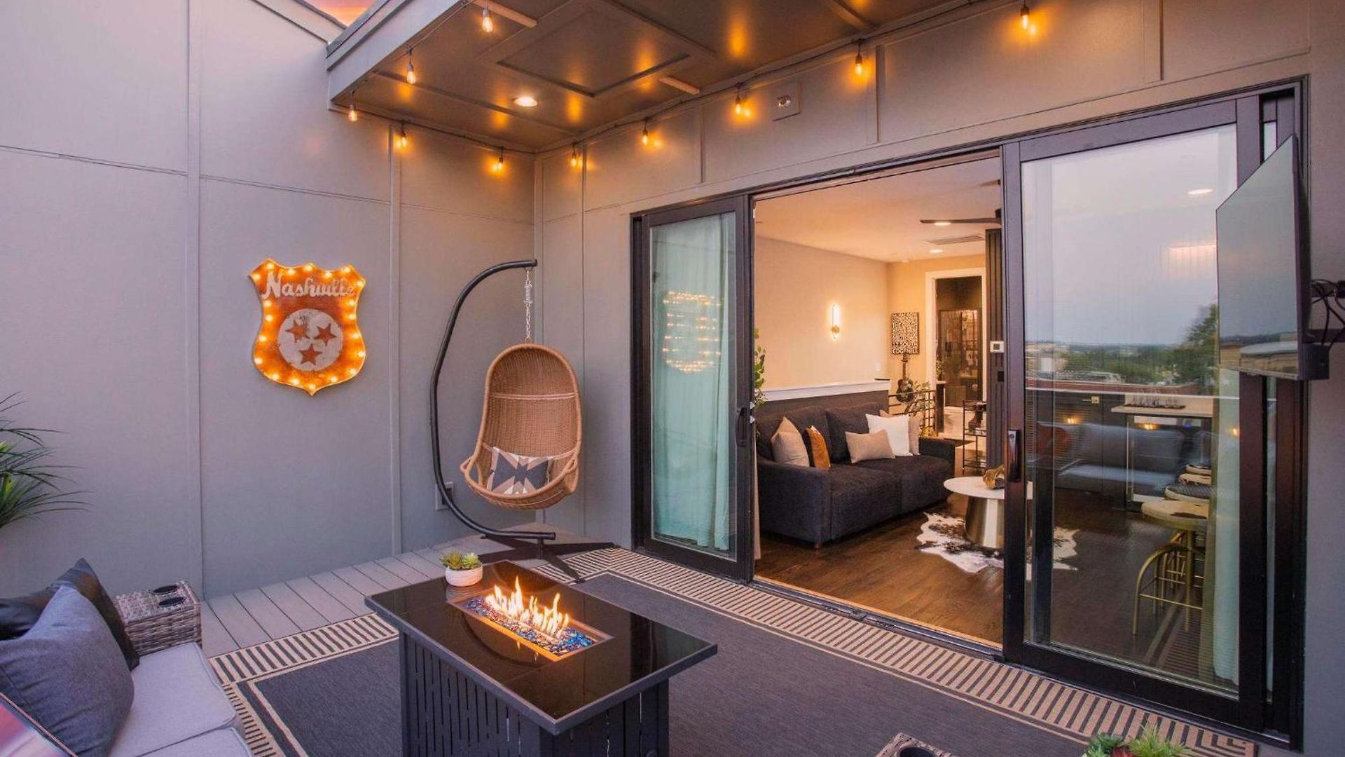 Luxury - Fire Table Balcony & Views Nashville