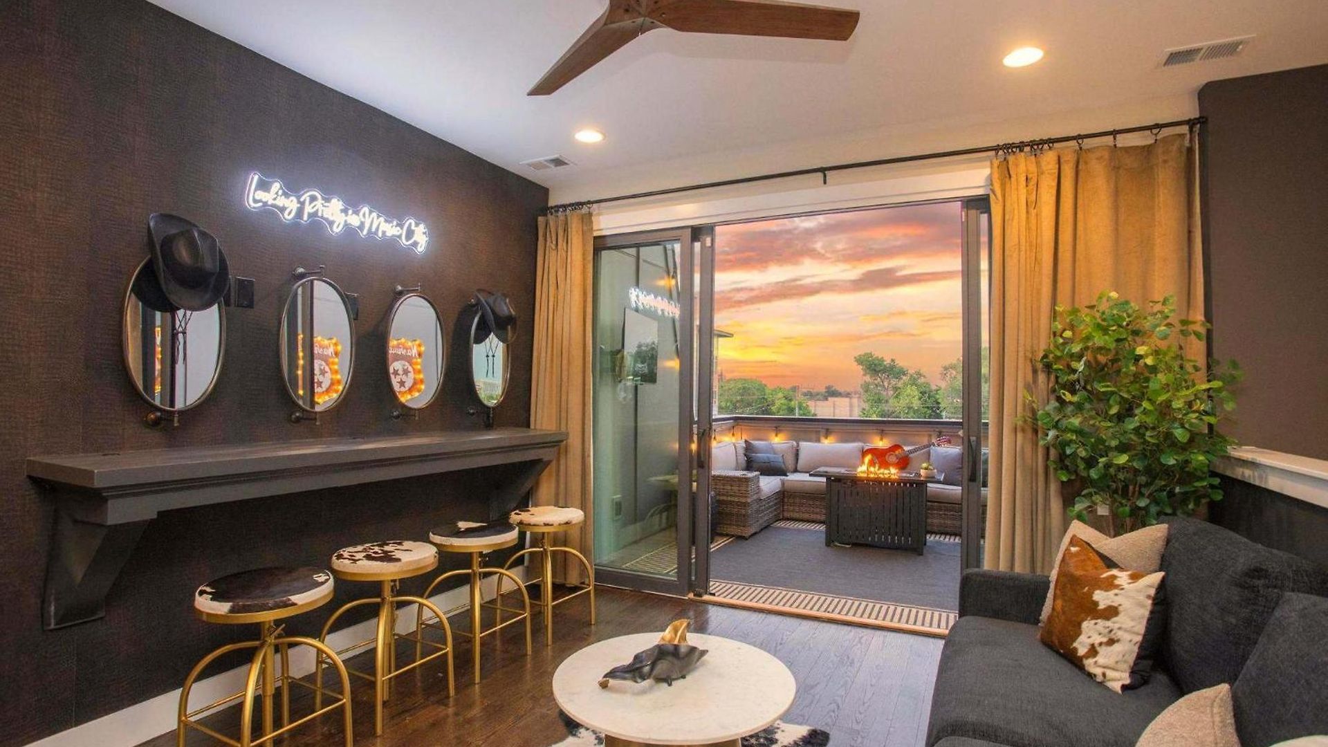 Luxury - Fire Table Balcony & Views Nashville