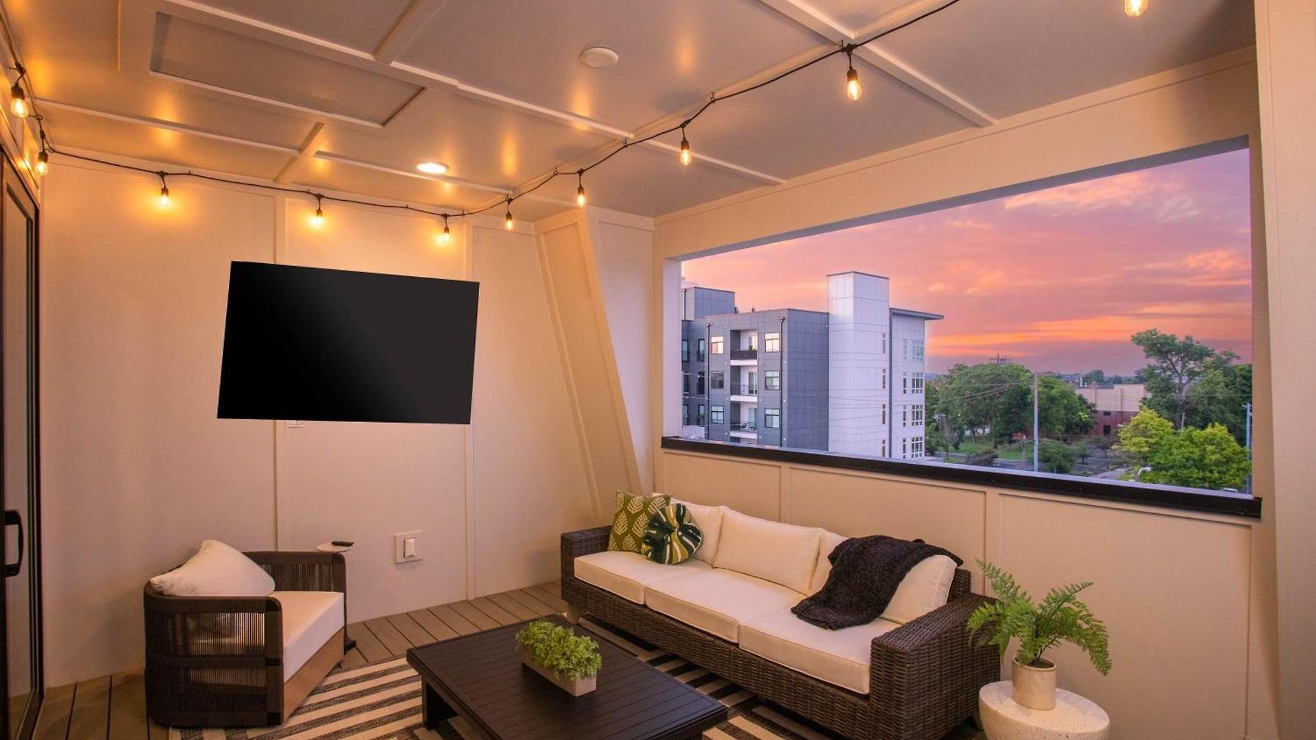 Holiday home Brand New Elegance Rooftop Views Of