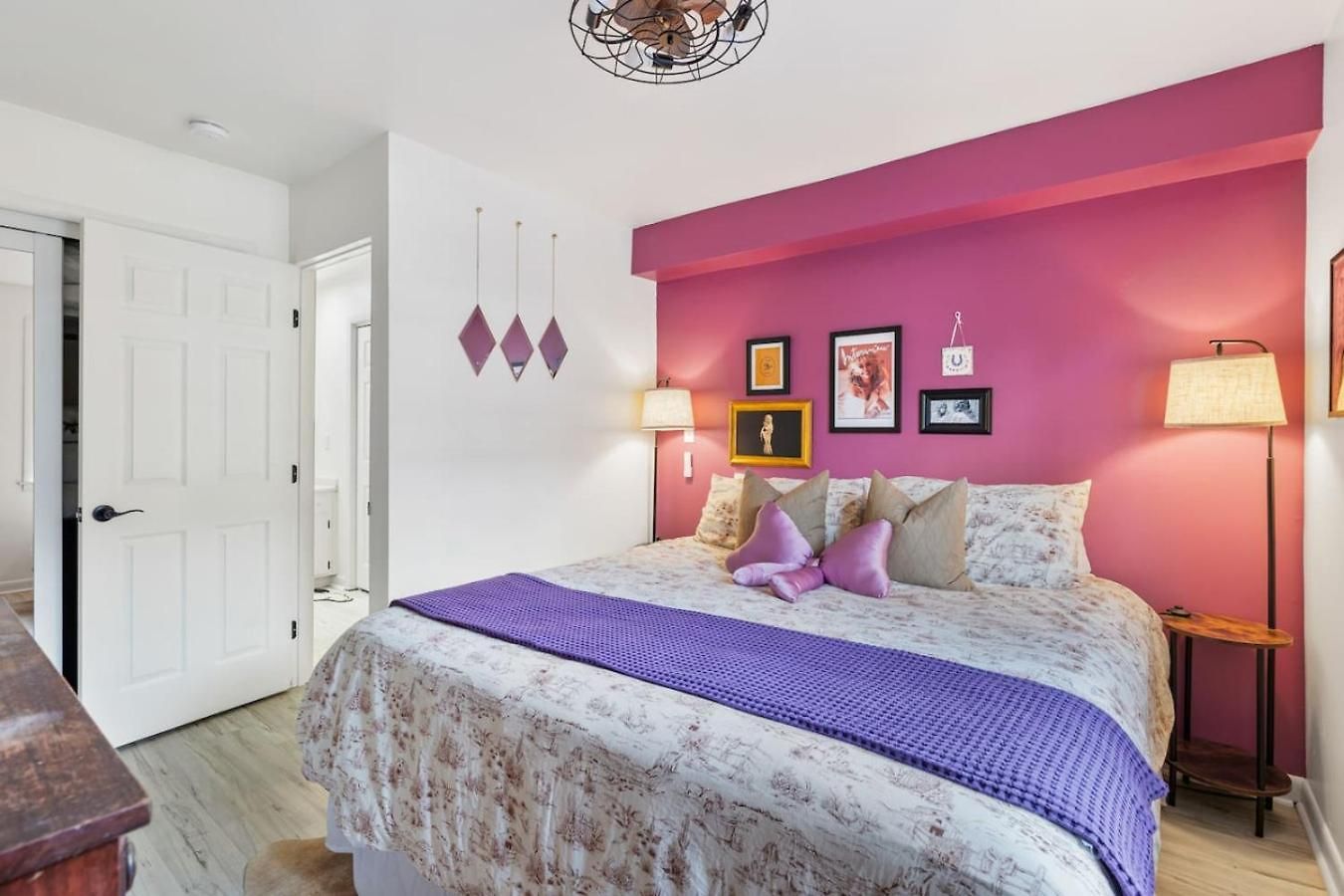 Pink Dreams - Walk To Live Music, Bars, Restaurants - Free Parking Holiday home Nashville