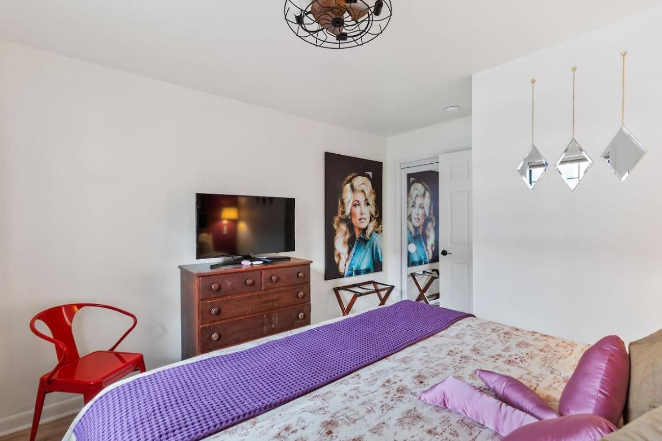 Pink Dreams - Walk To Live Music, Bars, Restaurants - Free Parking Holiday home *