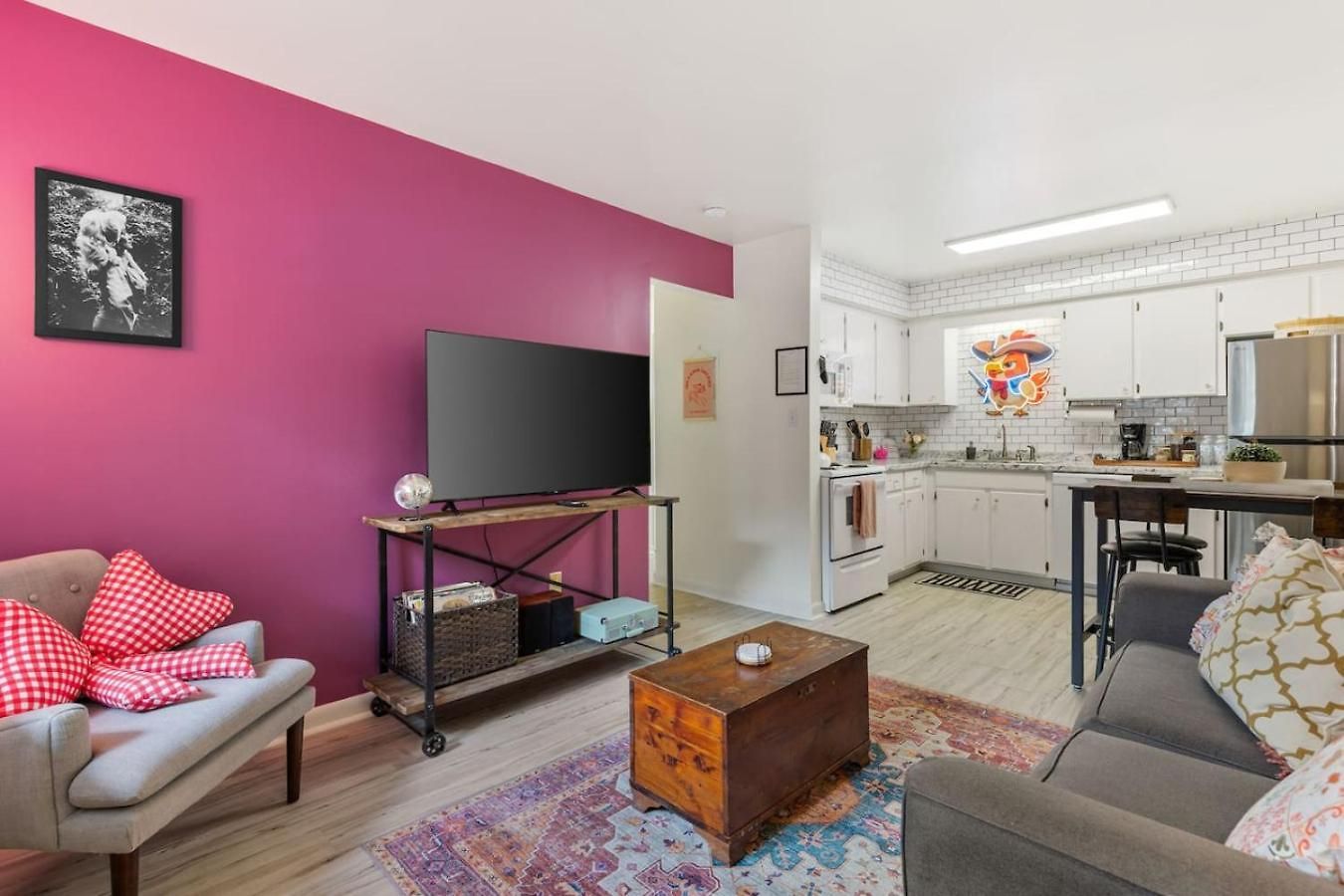 Pink Dreams - Walk To Live Music, Bars, Restaurants - Free Parking Holiday home