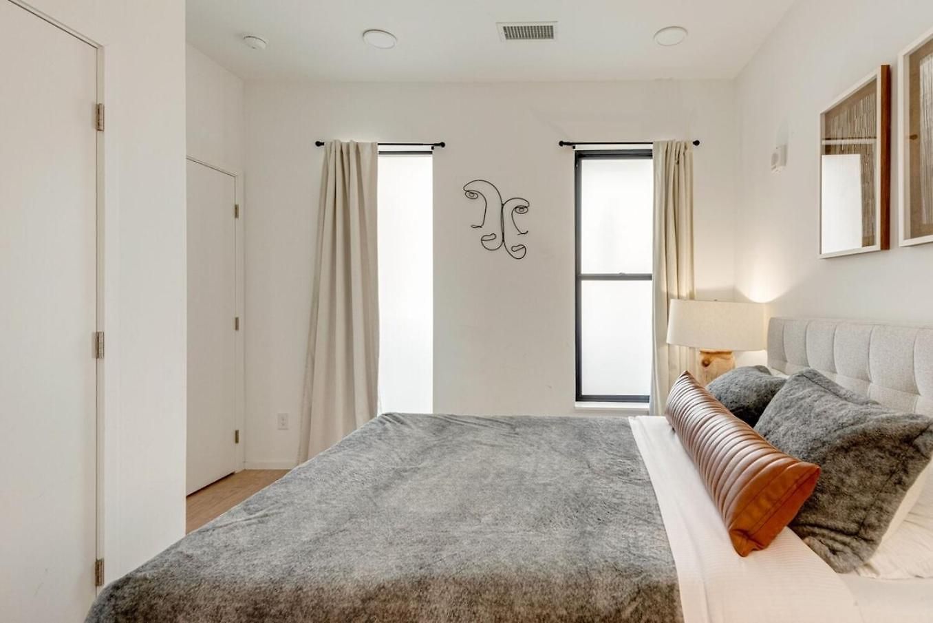 Stylish Riverfront Eve 305 - Free Parking Holiday home