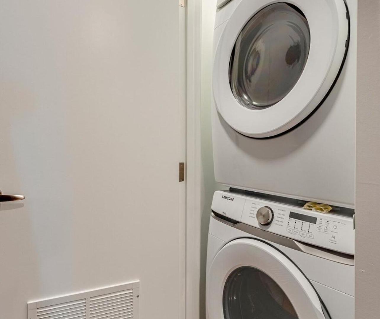 Stylish Riverfront Eve 305 - Free Parking Holiday home Nashville