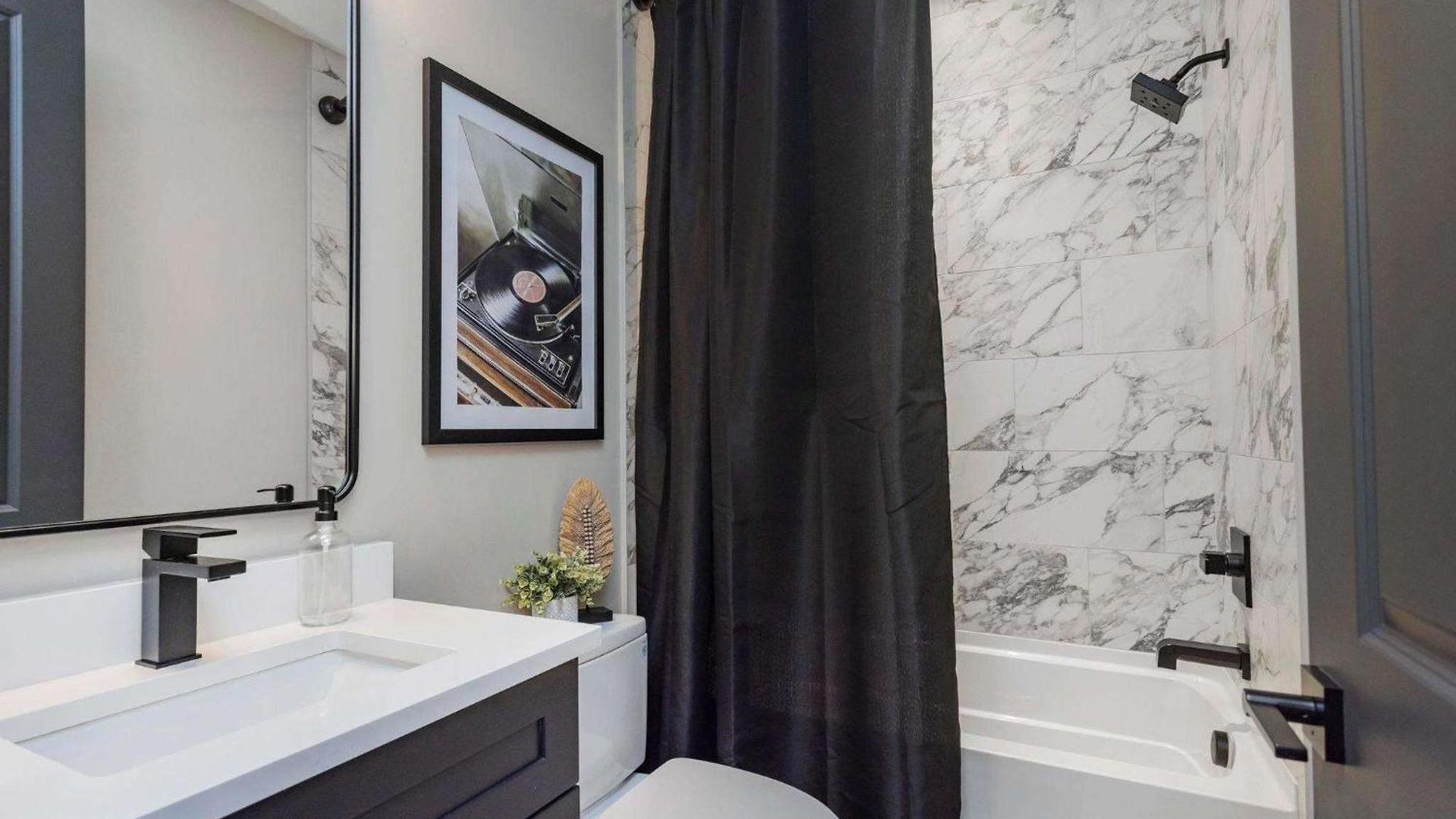 Downtown Views Glam Stations Close To Broadway Holiday home