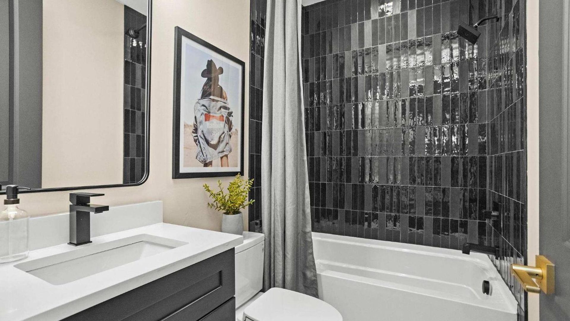 Downtown Views Glam Stations Close To Broadway Holiday home Nashville