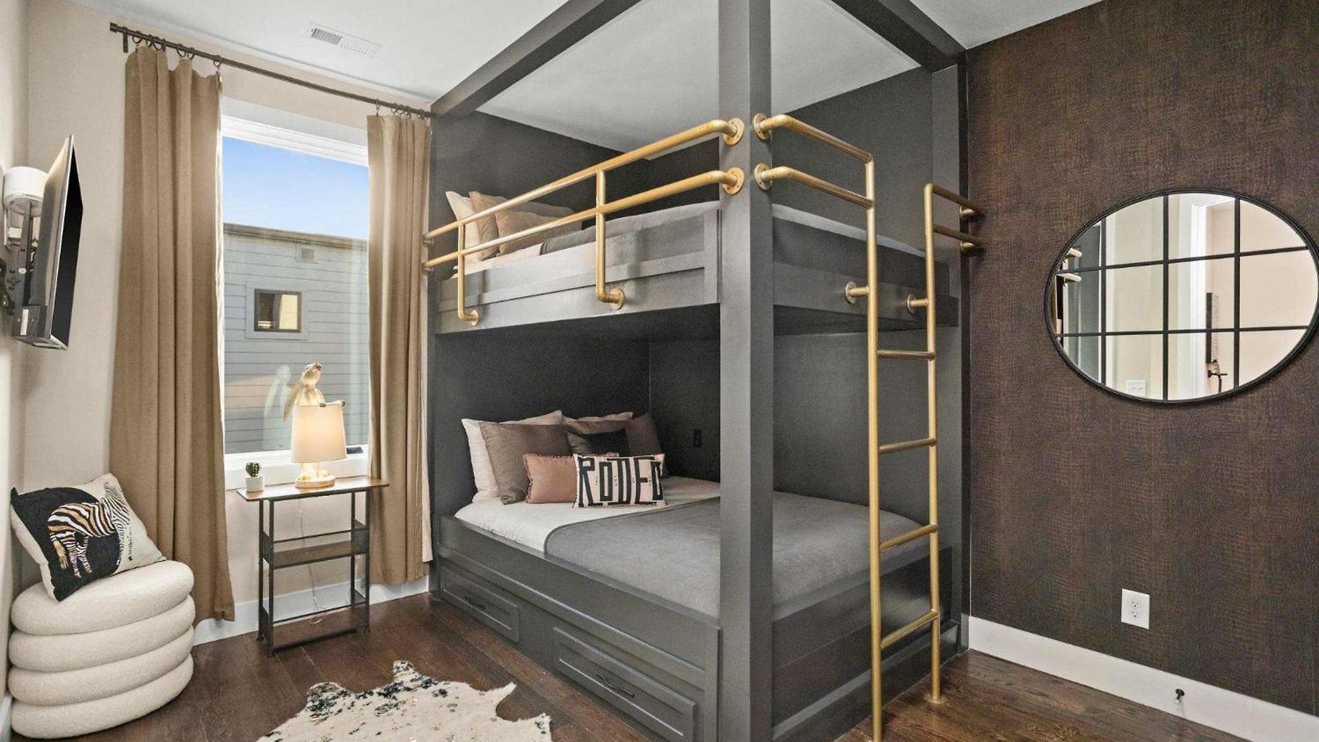 Downtown Views Glam Stations Close To Broadway Holiday home Nashville