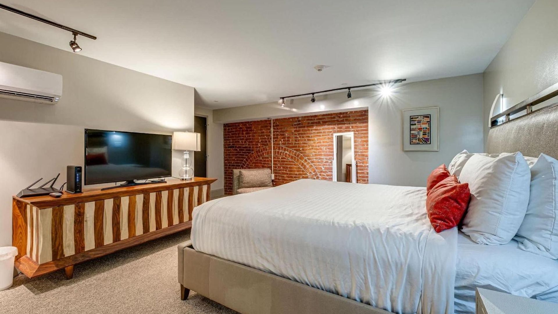 Charming For 4 In Family Dt Walk To Broadway Holiday home