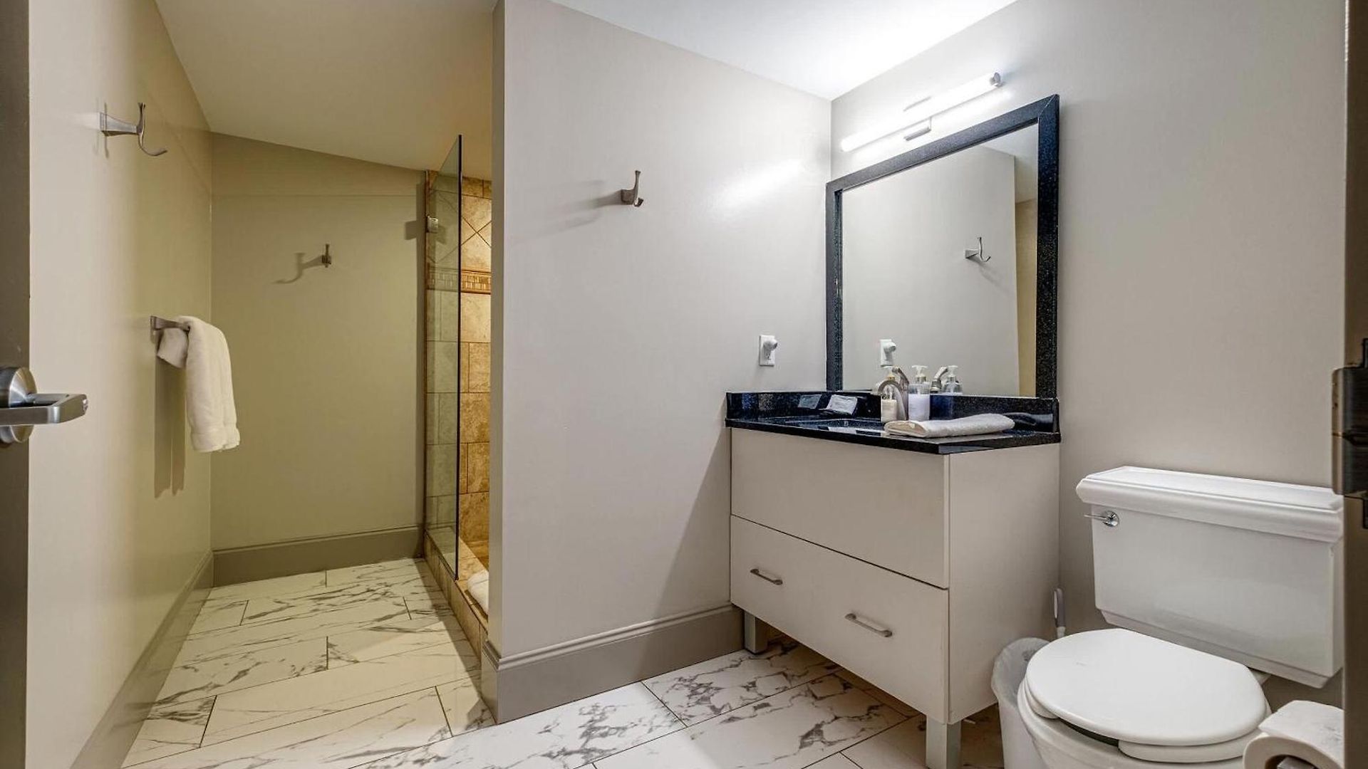 Charming For 4 In Family Dt Walk To Broadway Holiday home