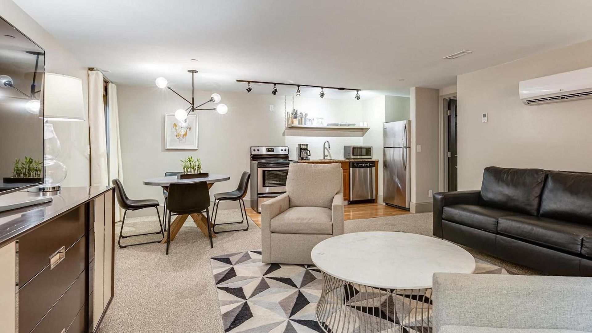 Charming For 4 In Family Dt Walk To Broadway *