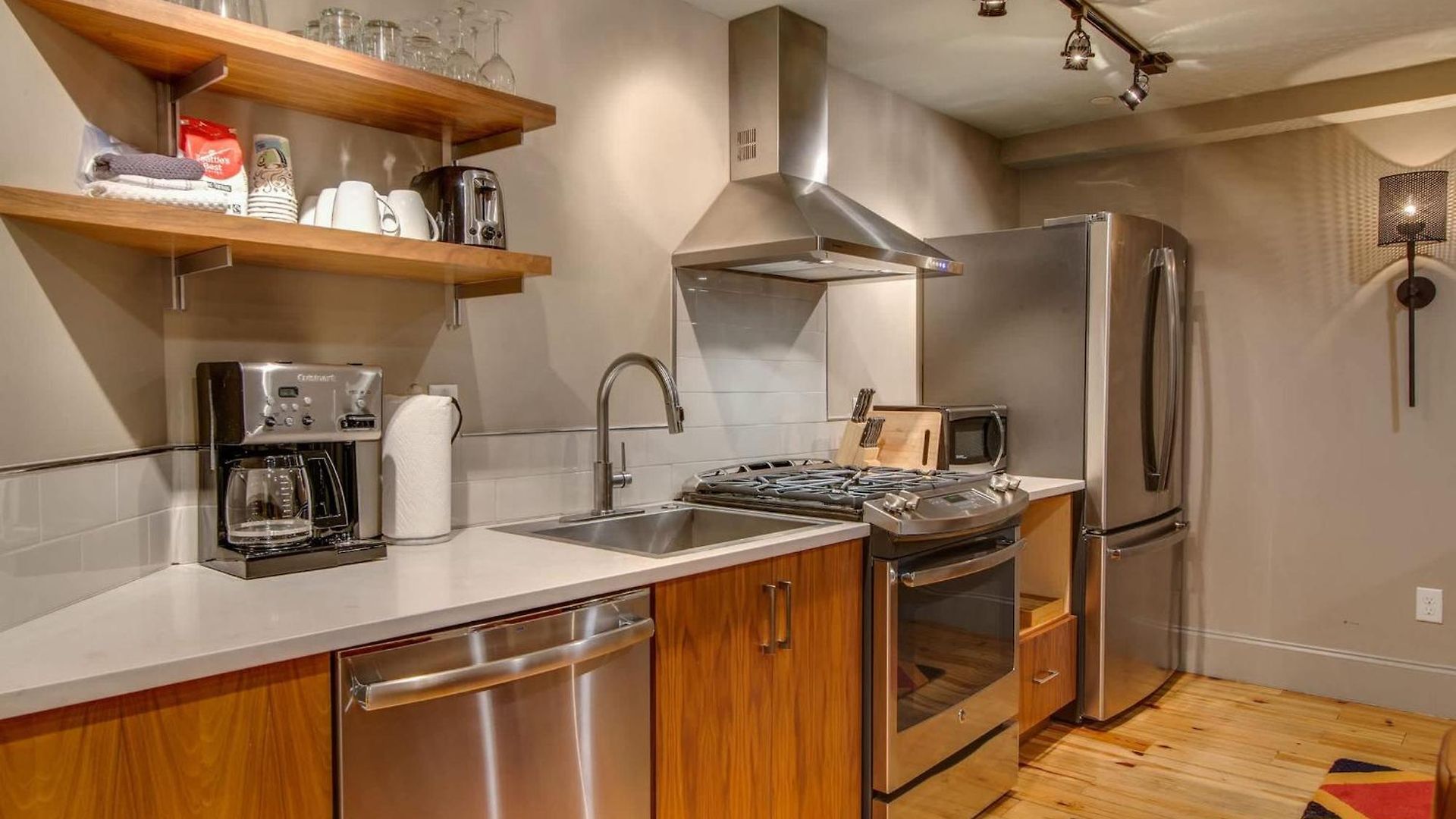 Comfy Family Retreat For 4 In Dt Walk To Broadway * Nashville