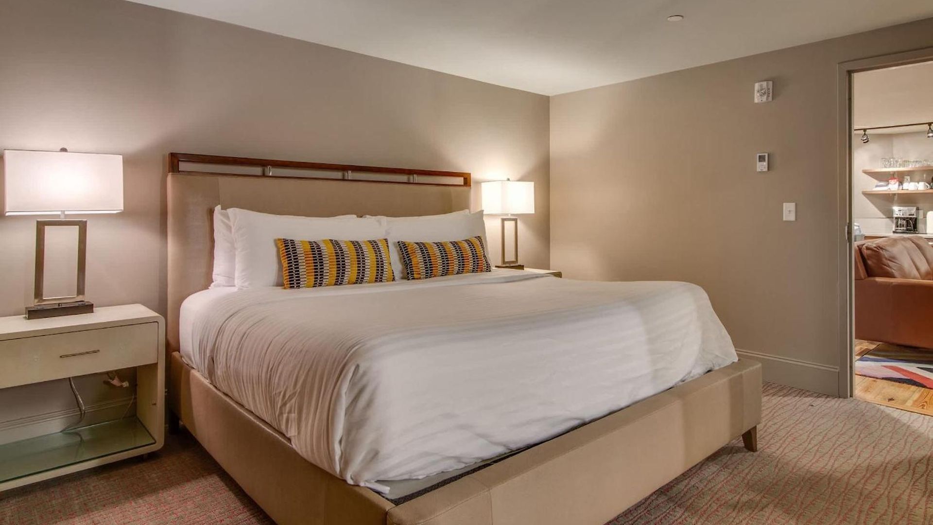 Comfy Family Retreat For 4 In Dt Walk To Broadway Holiday home Nashville