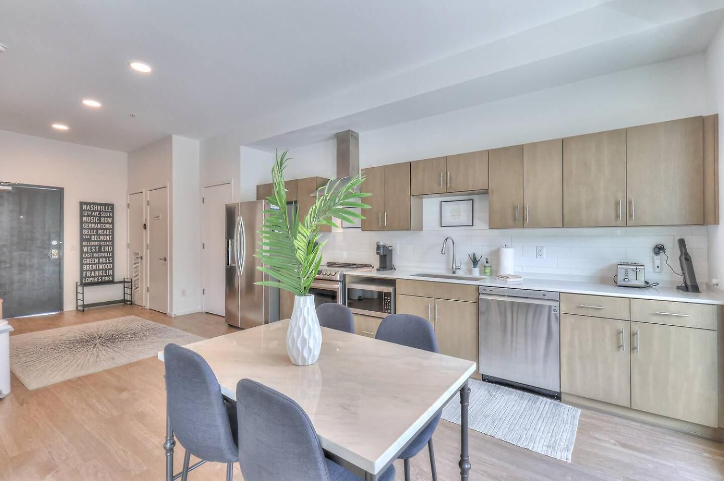Amazing Downtown W Pool And Free Parking Apartment *