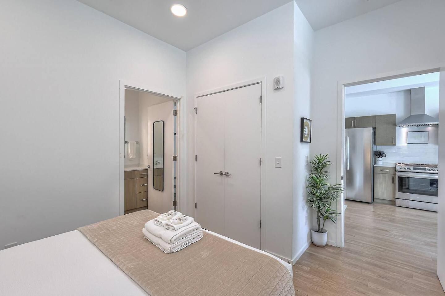 Amazing Downtown W Pool And Free Parking Apartment *