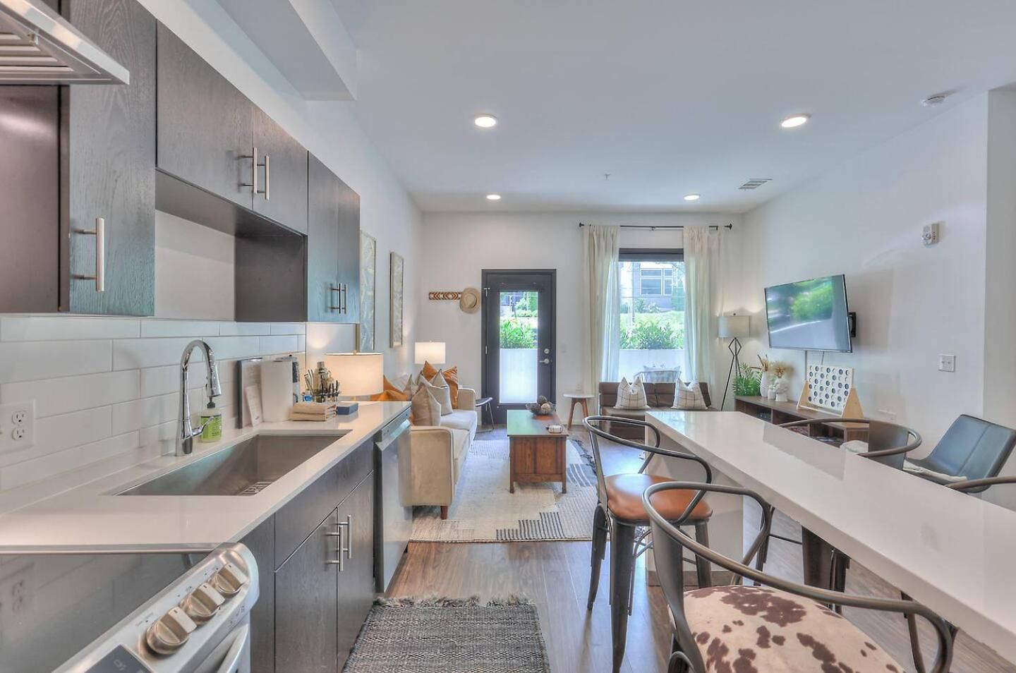 Amazing Downtown W Pool Free Parking 104 *