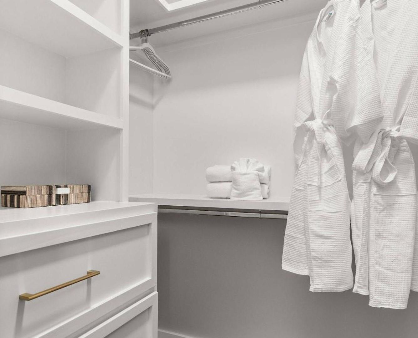 Hill House | Walk To Gulch! Sauna, Hot Tub, Gym! Holiday home