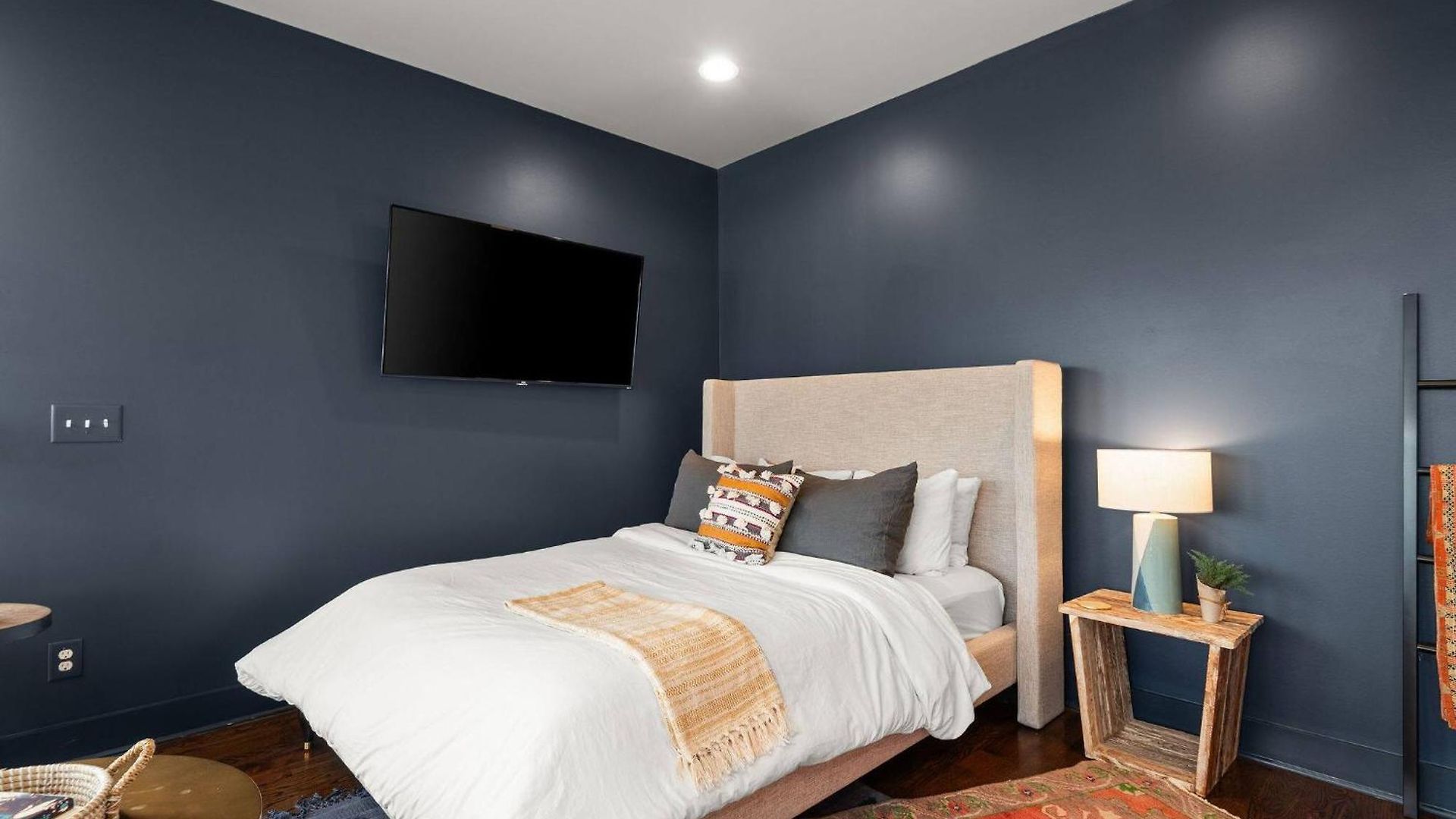 Hill House | Walk To Gulch! Sauna, Hot Tub, Gym! Holiday home Nashville