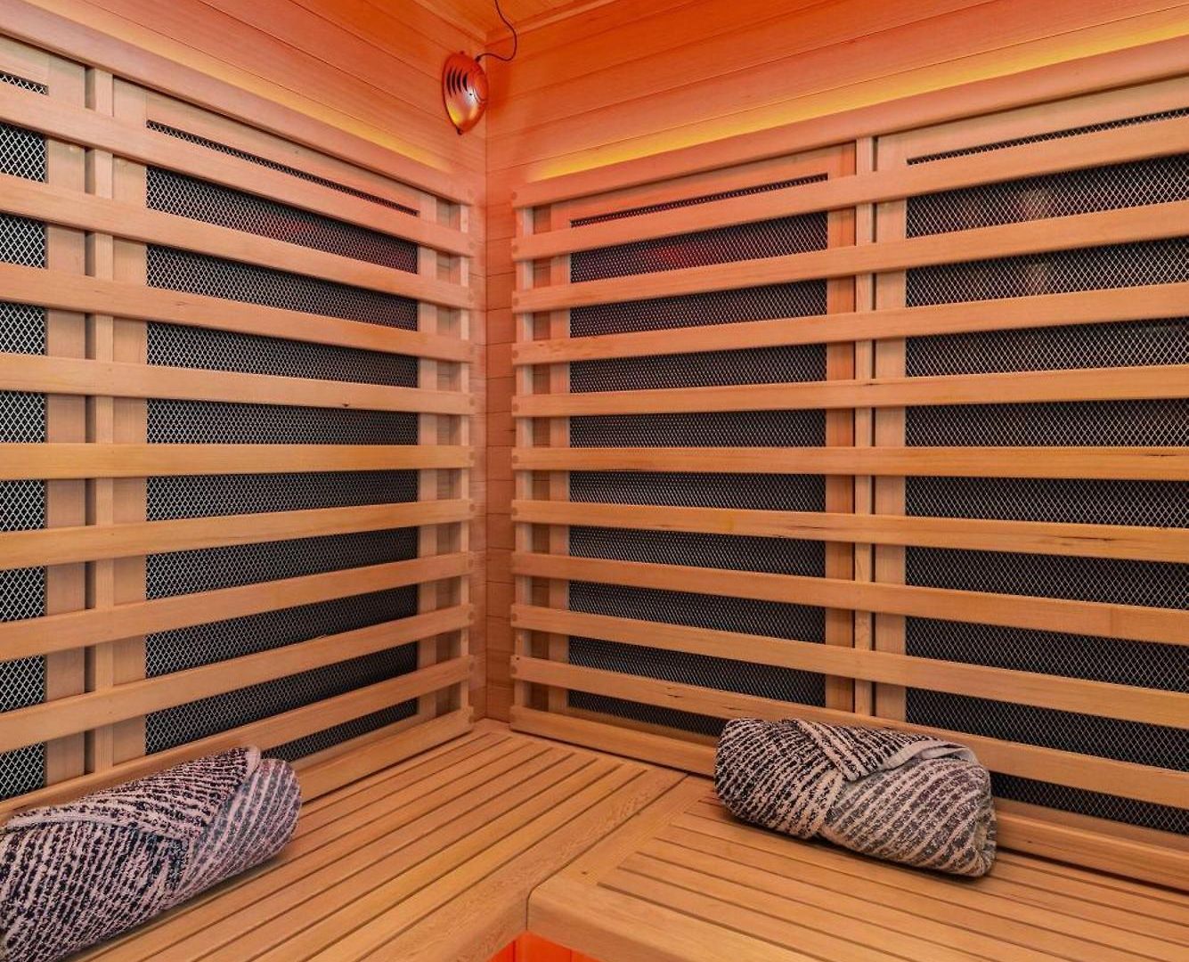 Holiday home Hill House | Walk To Gulch! Sauna, Hot Tub, Gym! *