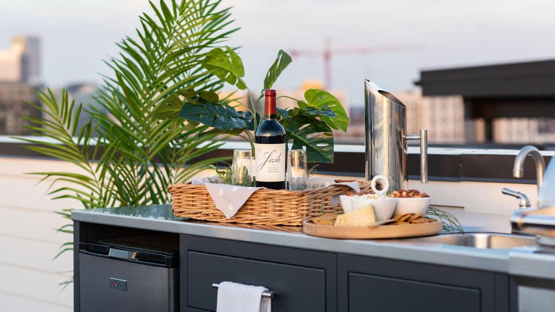 Archer House | Hot Tub Rooftop | Downtown Luxury! Holiday home *