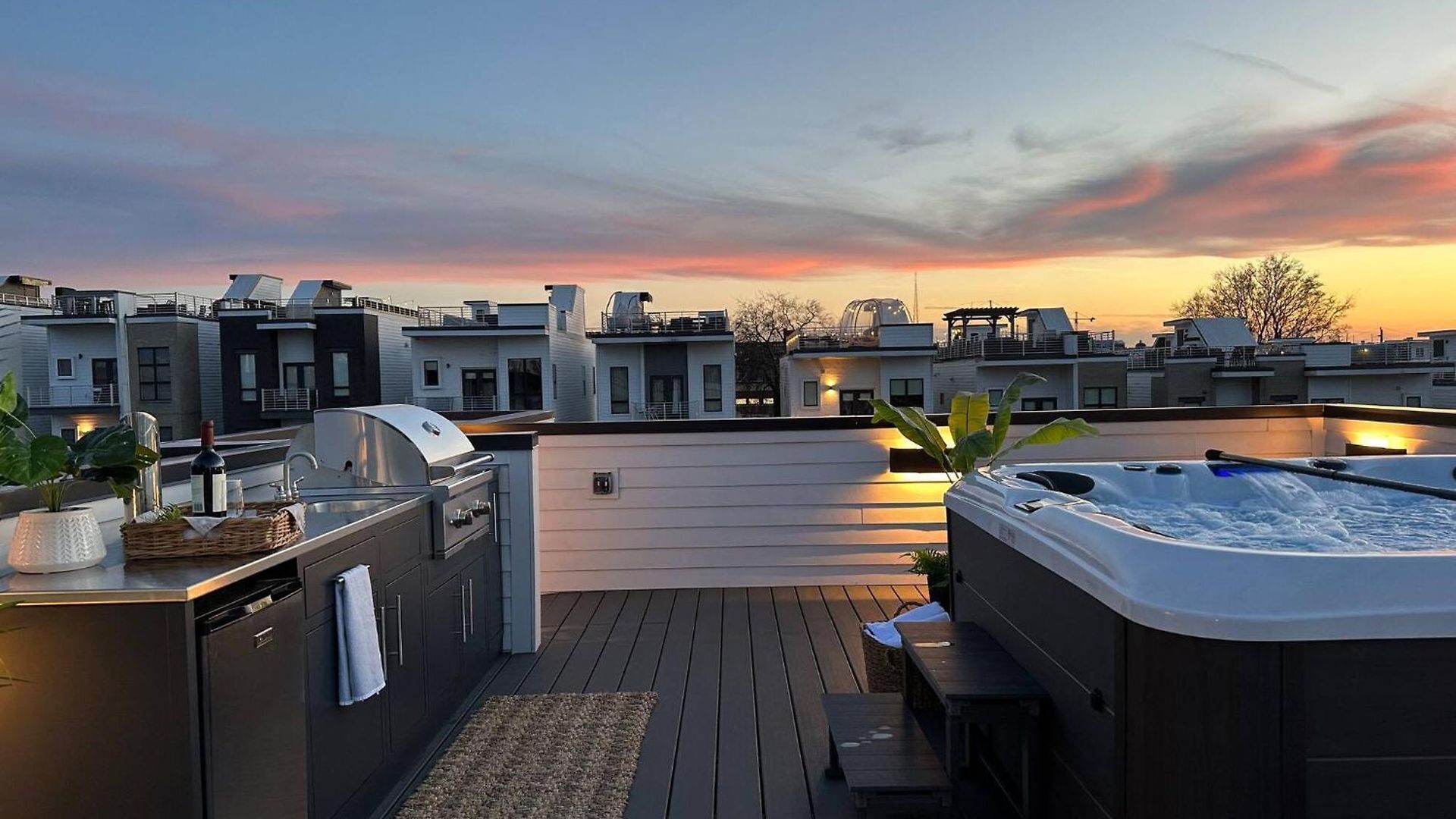 Archer House | Hot Tub Rooftop | Downtown Luxury! Holiday home