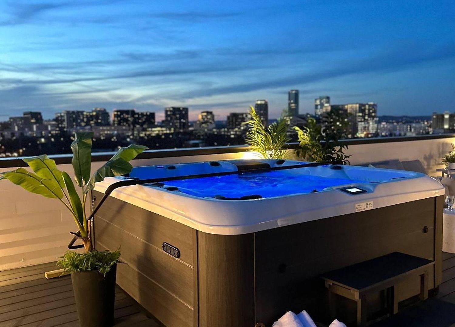Archer House | Hot Tub Rooftop | Downtown Luxury! Holiday home Nashville