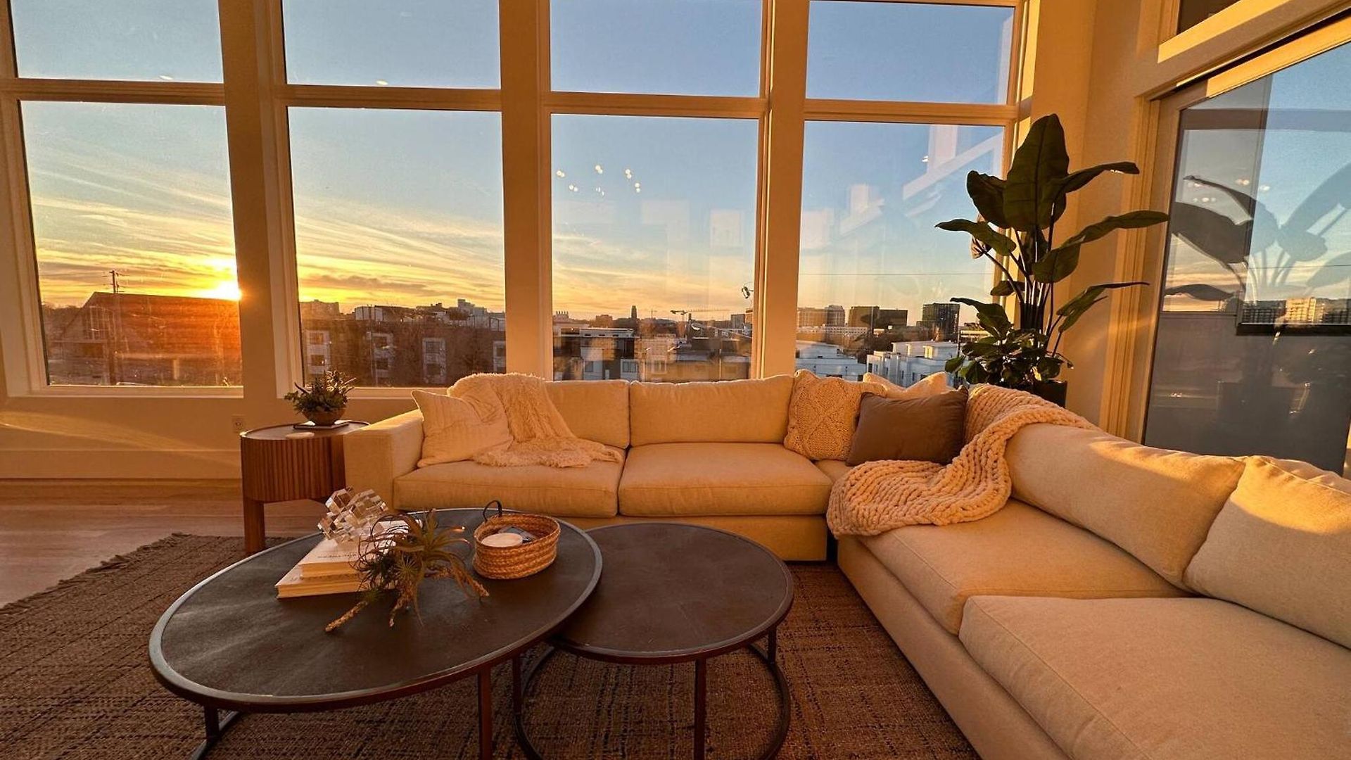 Archer House | Hot Tub Rooftop | Downtown Luxury! *