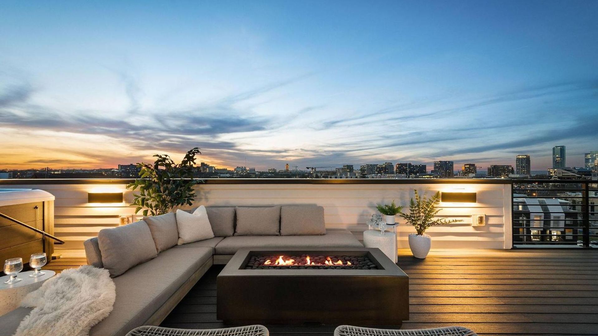 Archer House | Hot Tub Rooftop | Downtown Luxury!
