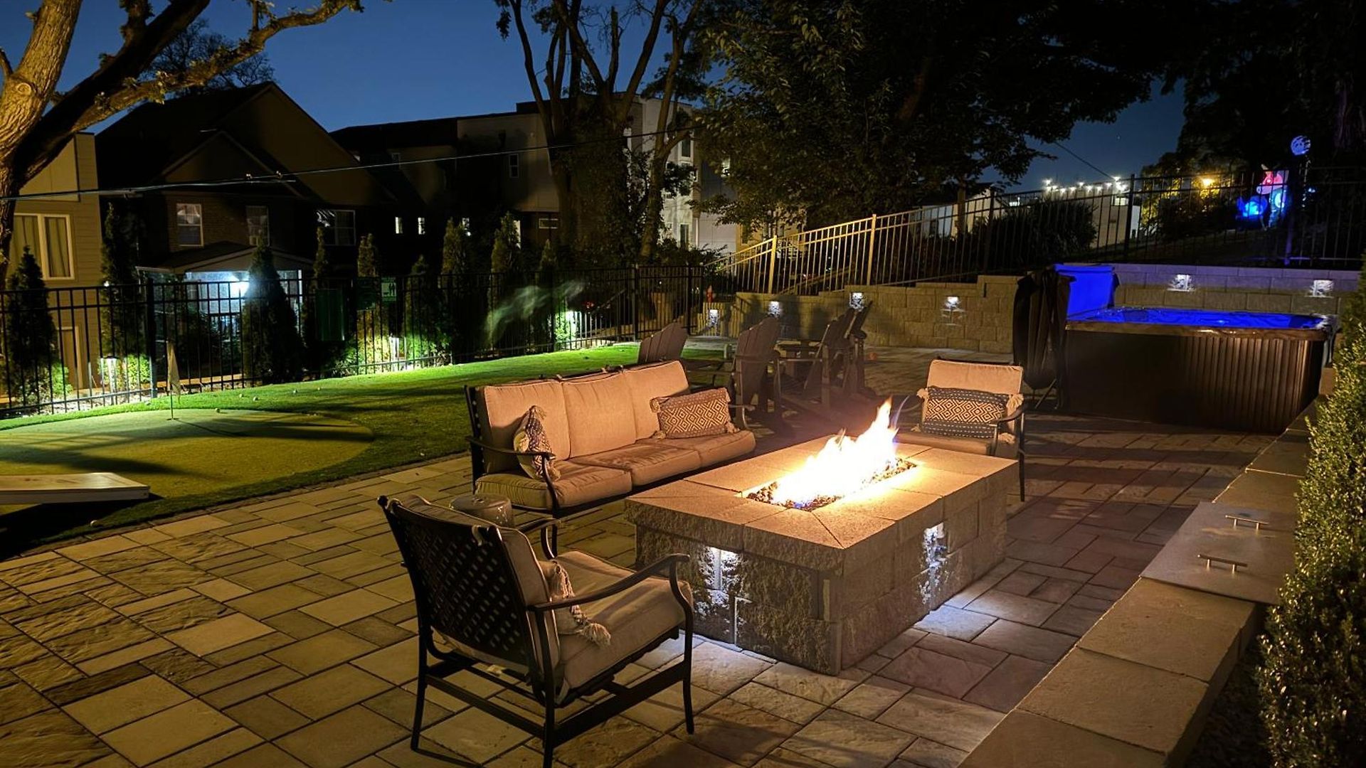 2mi Downtown Hot Tub Balcony 4 King Beds Holiday home *
