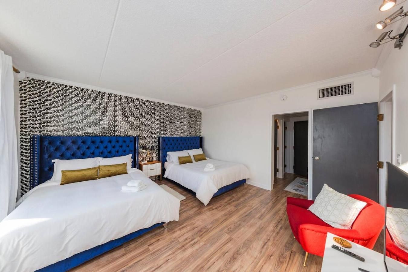 Two On Music Row That Sleeps 14 With Pool And Parking Nashville