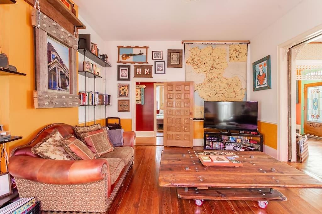 Eclectic Pet Friendly In East Holiday home
