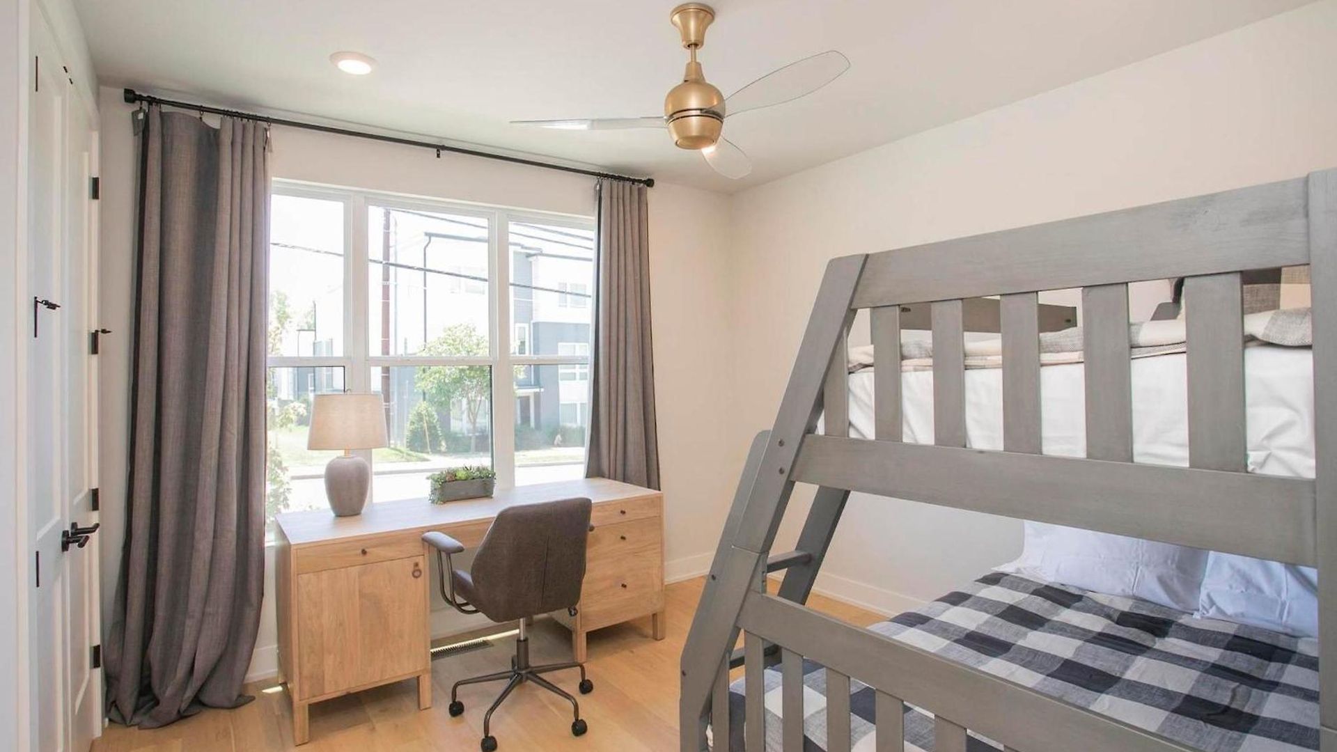 Holiday home 4 Bdr For 12 W Rooftop Deck & Firepit *