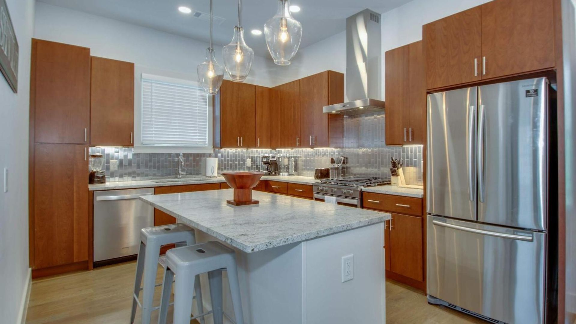 Modern Duplex - 1 Mile From Robust Nightlife Holiday home *