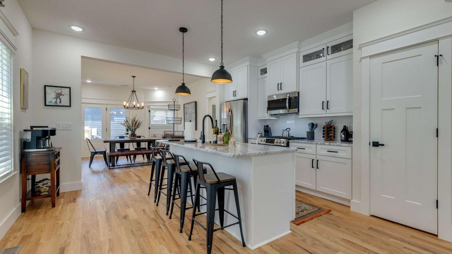 Sleek & Convenient East Holiday home