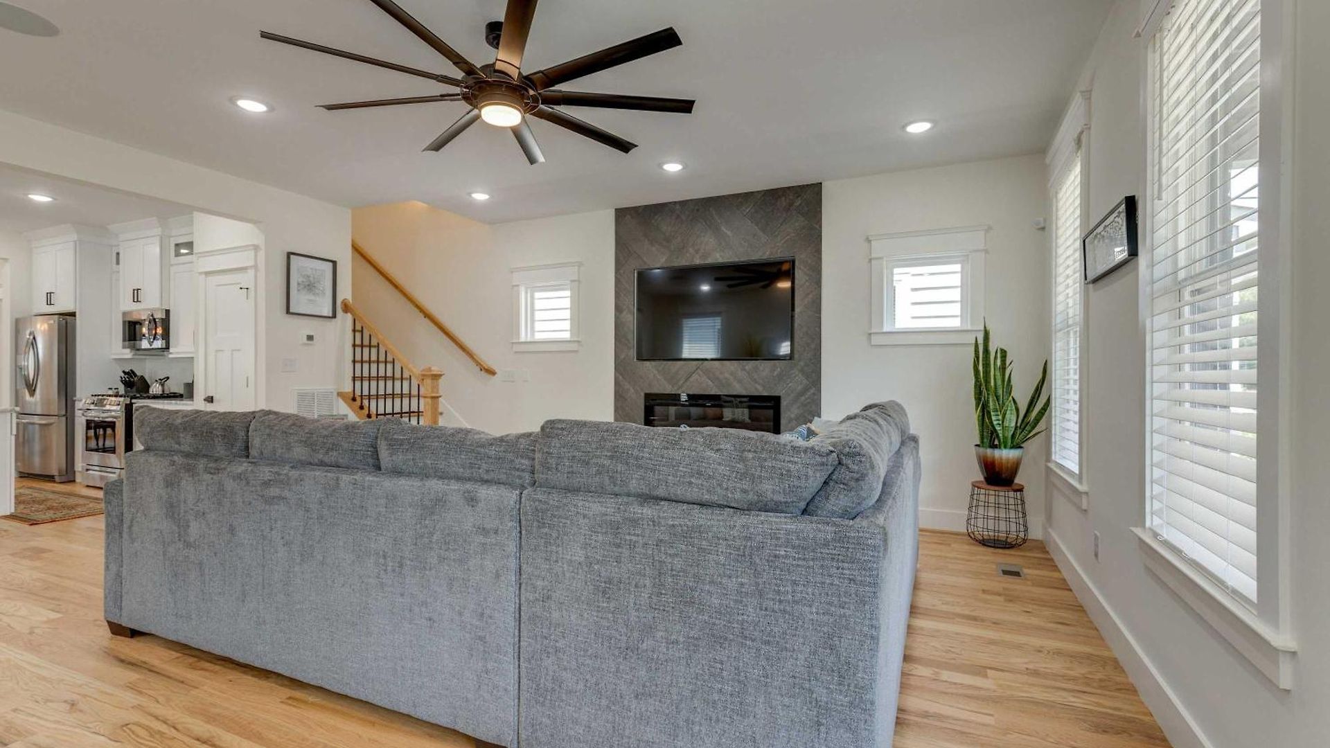 Sleek & Convenient East Holiday home